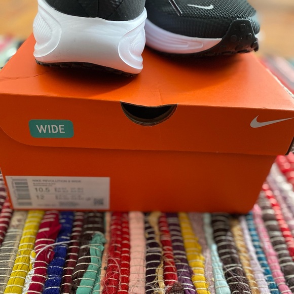 Nike Revolution 8 wide - Picture 1 of 6